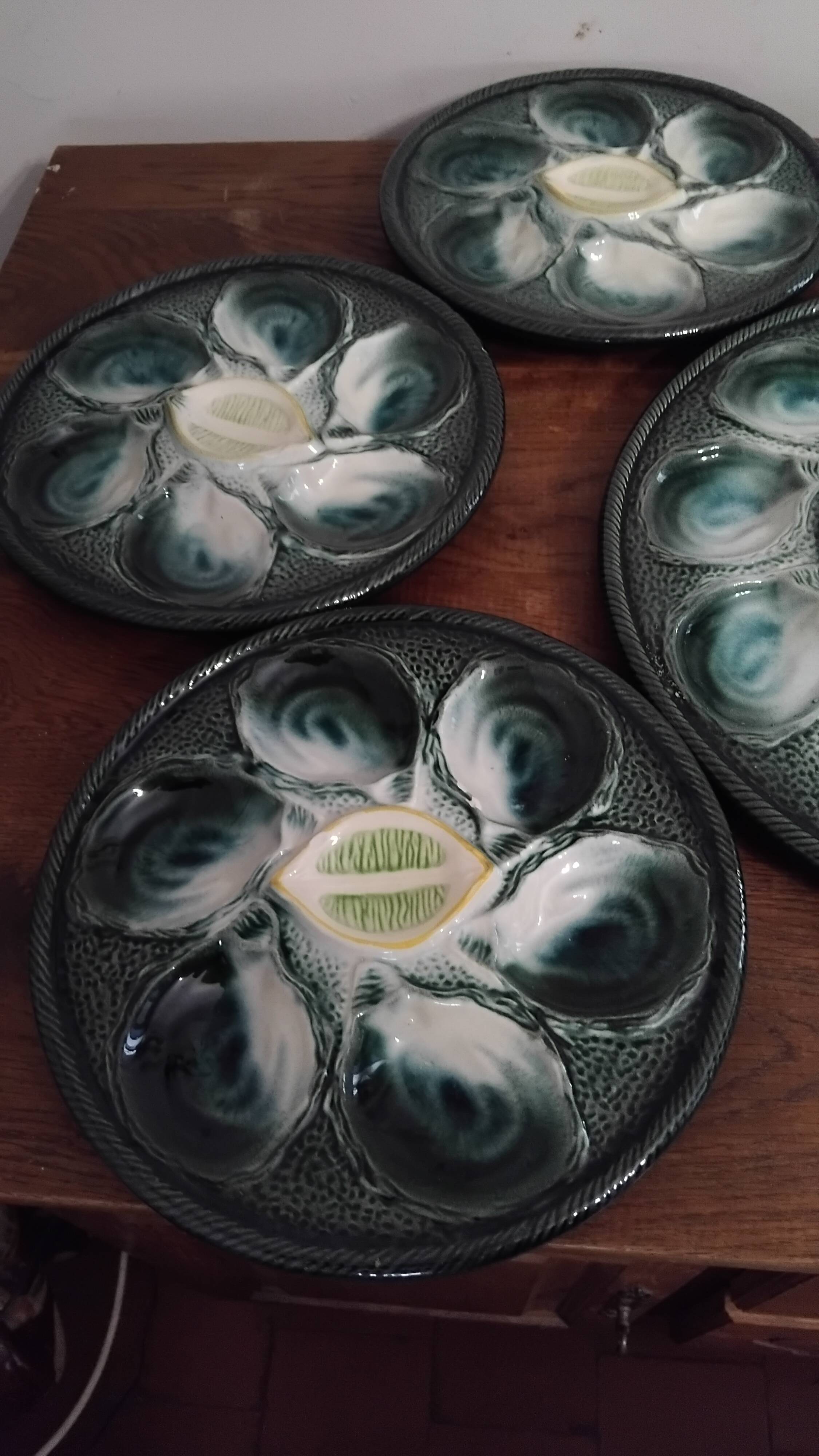 Set of six oyster plates and a Saint Clément dish.