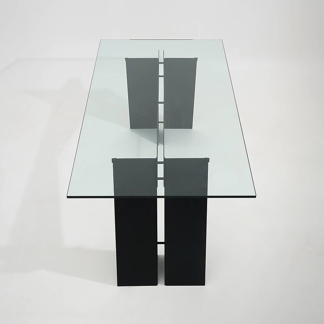Table en verre et métal noir, années 1970
