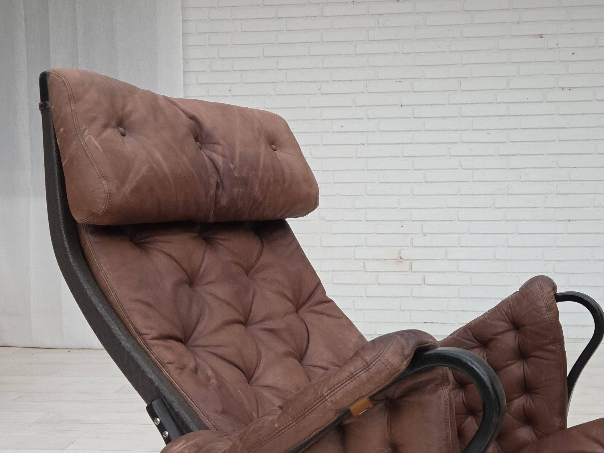 Années 1970, design suédois de Bruno Mathsson, modèle « Pernilla », cuir.