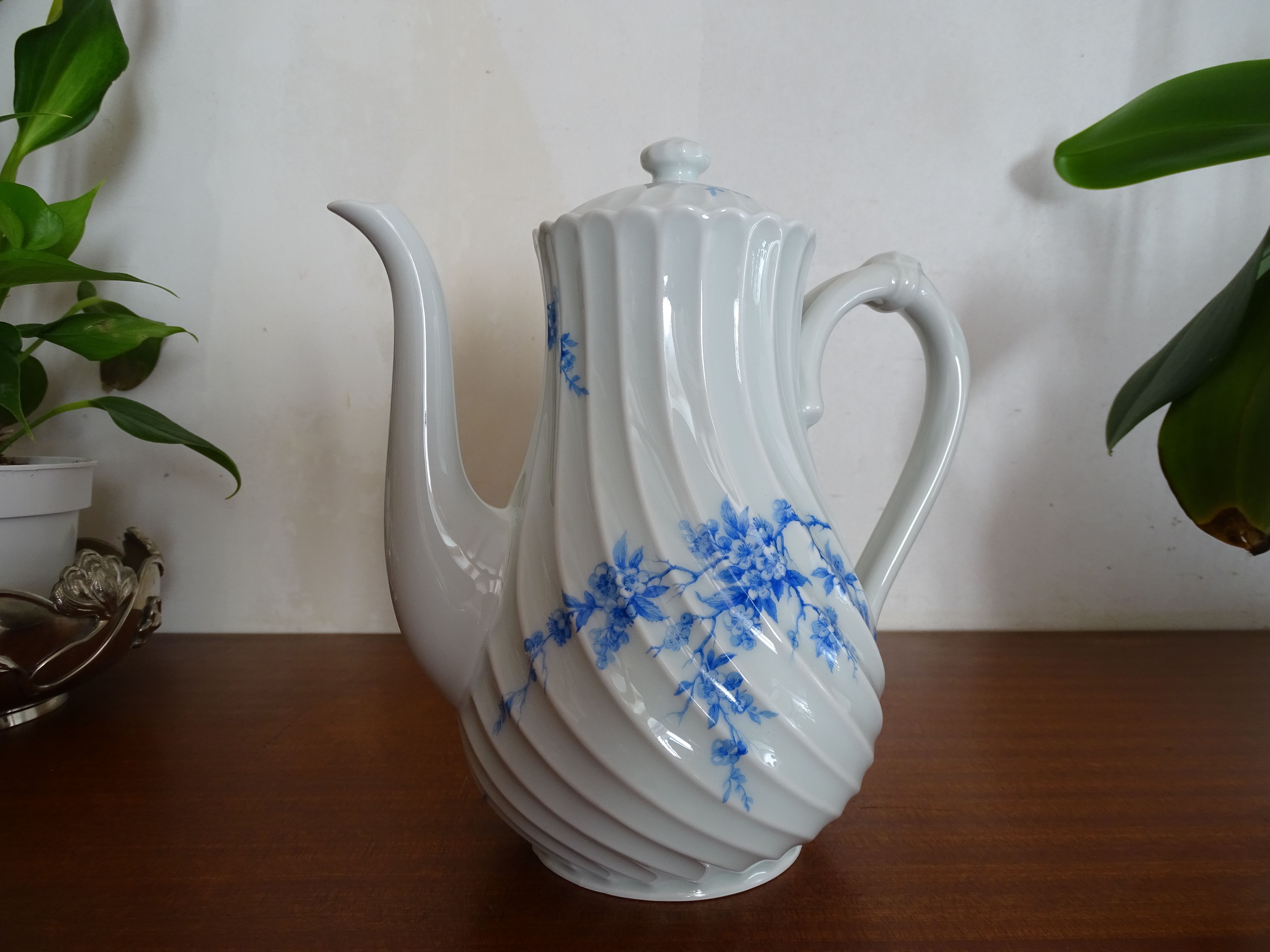 Limoges Haviland porcelain teapot - Blue cherry - Twisted sides