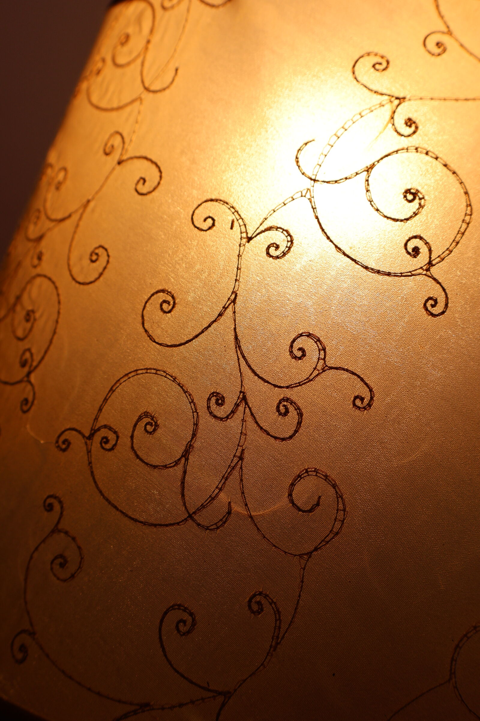 Vintage table lamp in turned wood and fabric lampshade