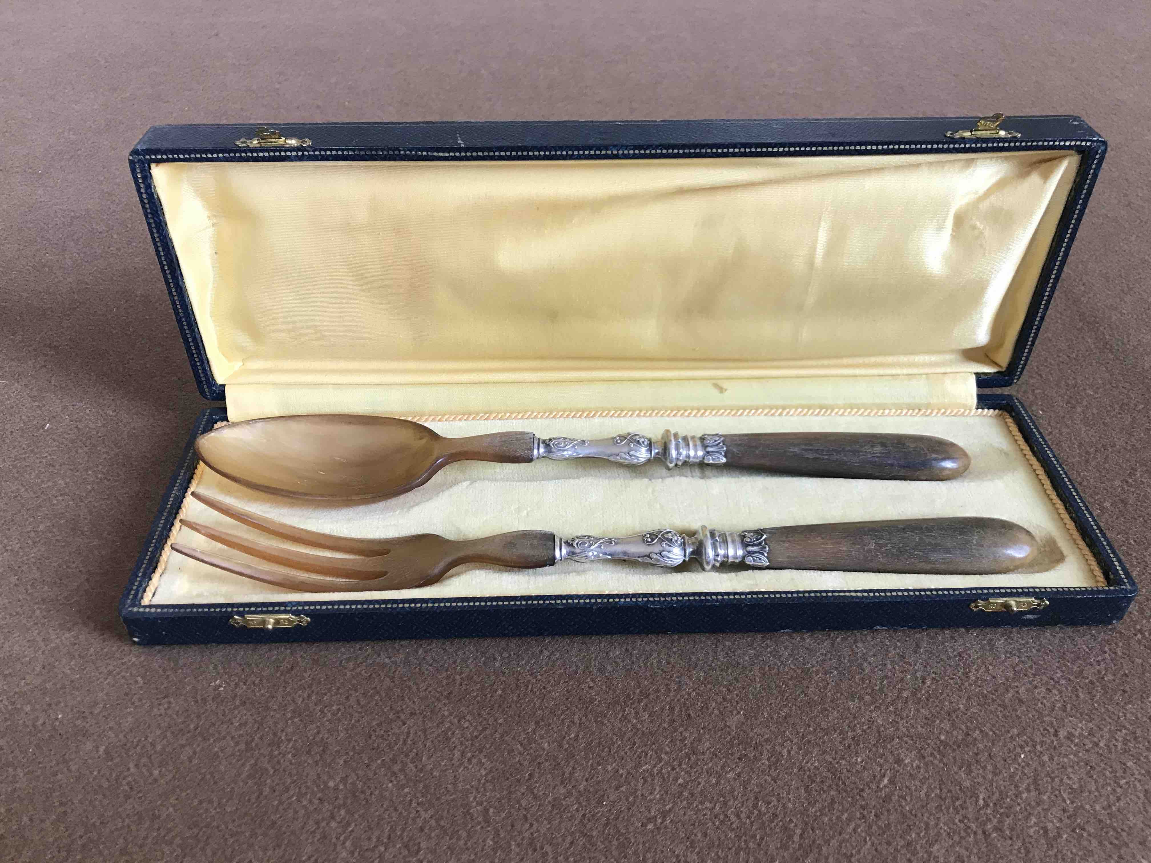 Service cutlery in horn, silver metal and wood in their box