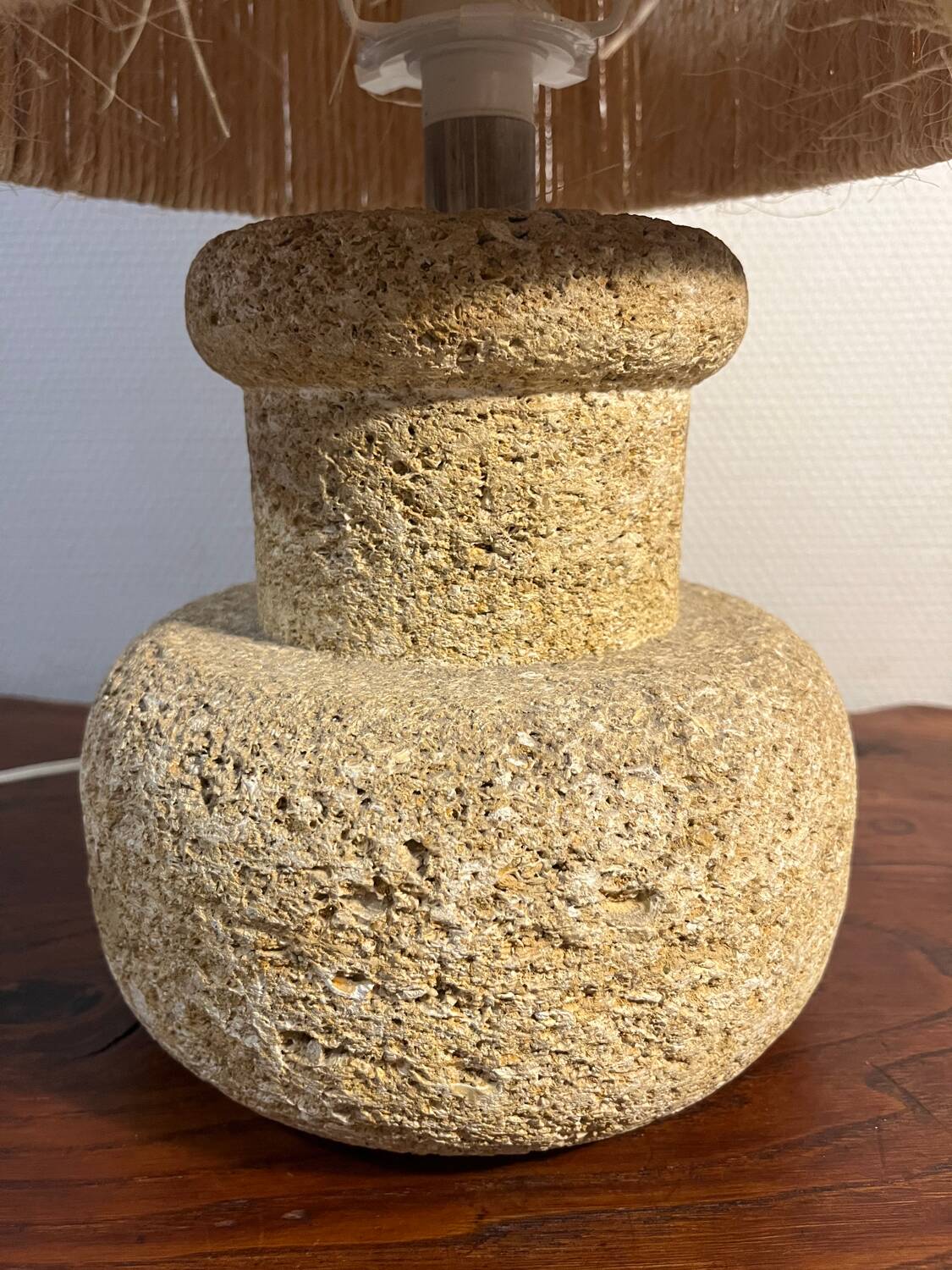 Lampe en pierre recomposée abat jour corde