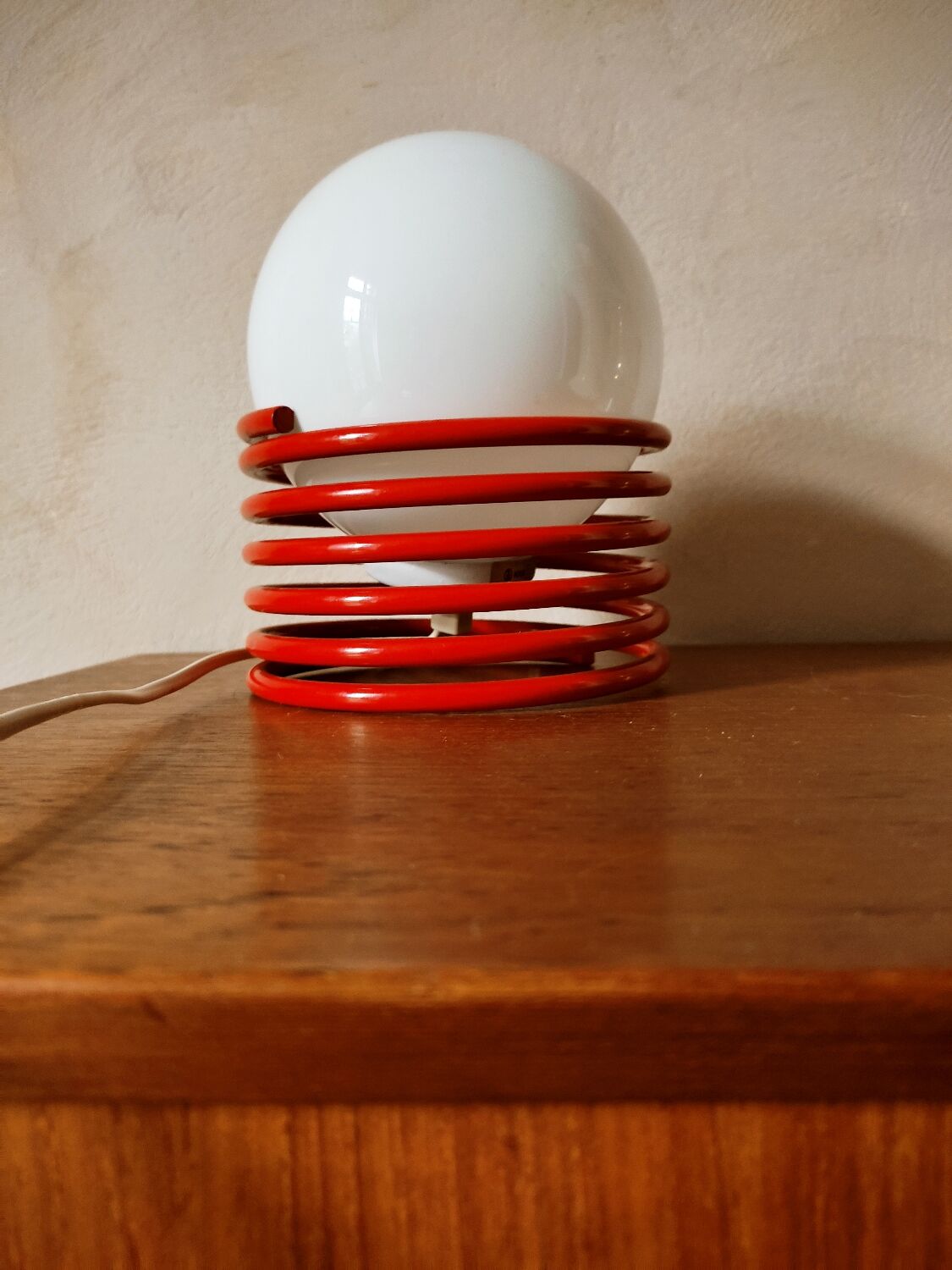 Opaline lamp on spiral