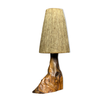 Lampe en bois d’olivier et raphia