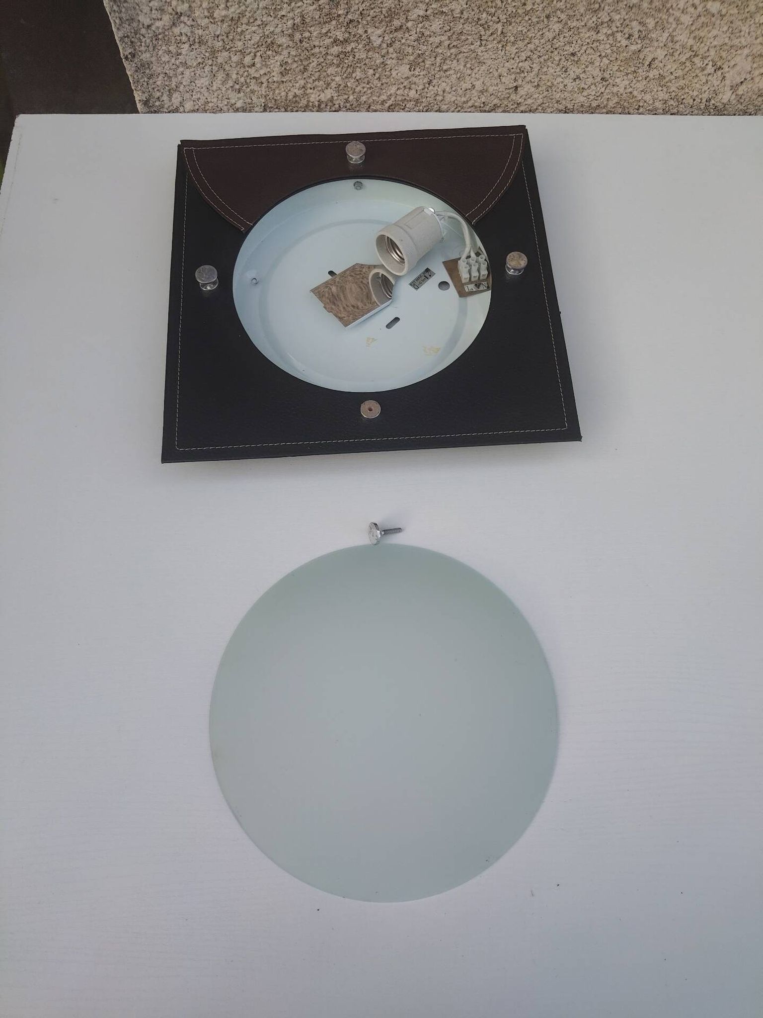 Applique ou plafonnier en verre dépoli et matière façon cuir