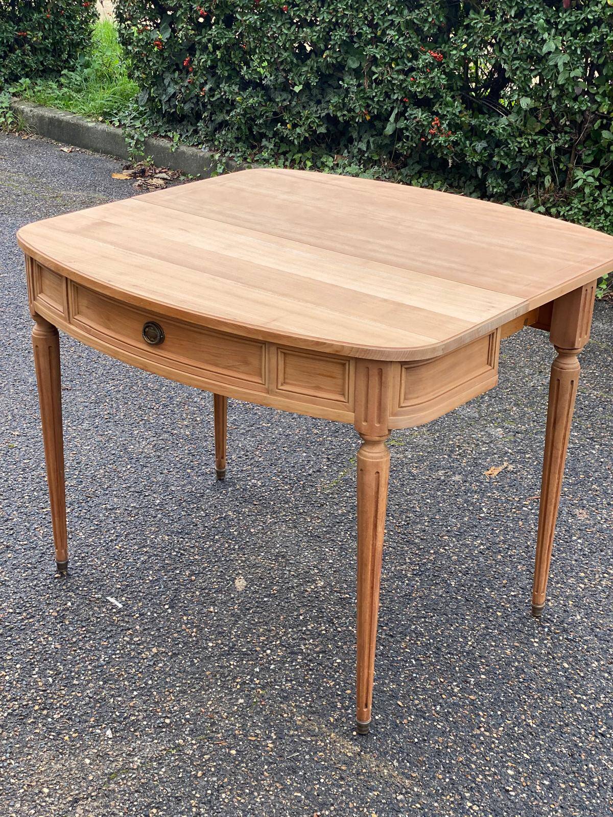 Louis XV extendable round dining table renovated in raw solid wood