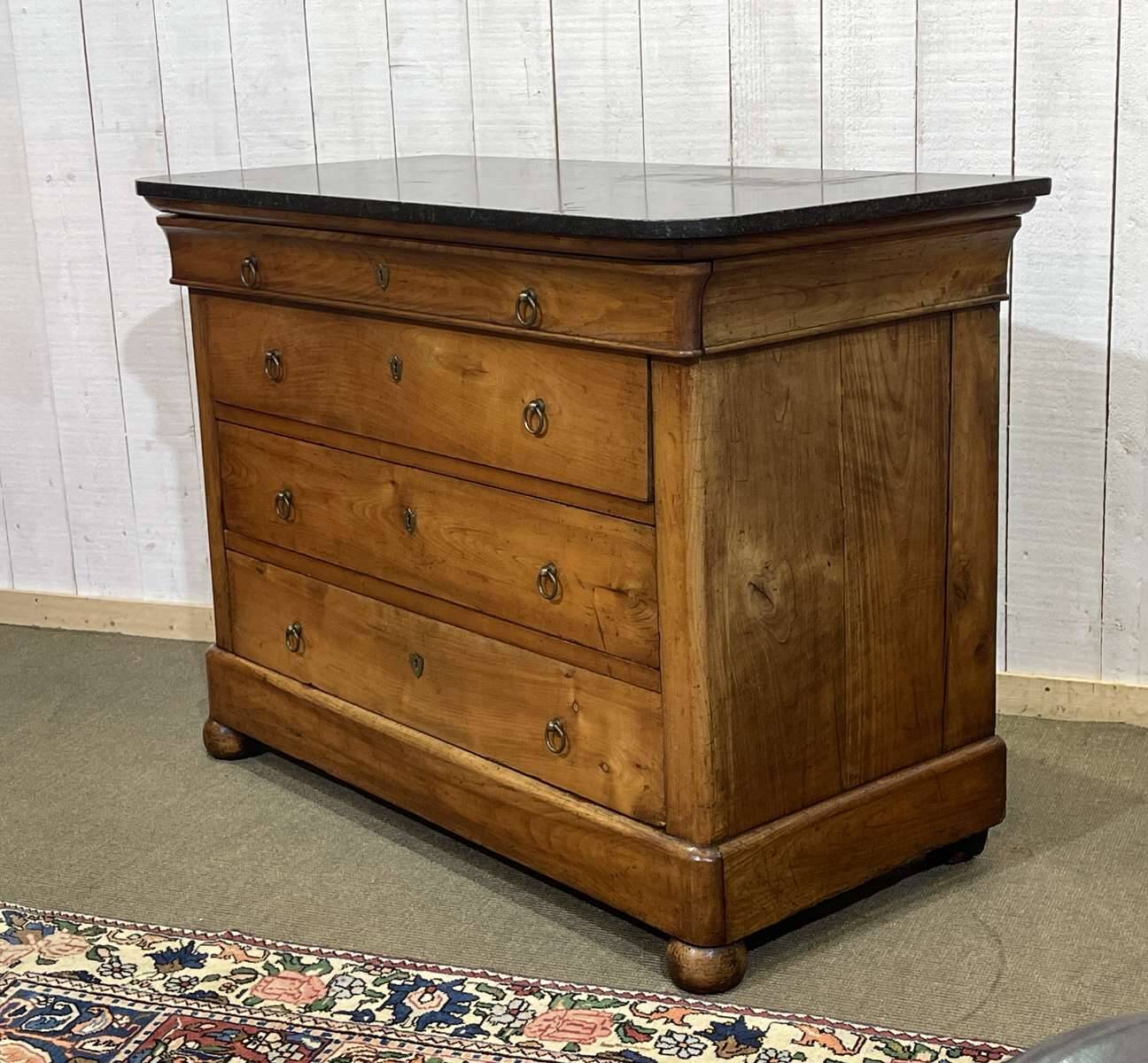 Commode Restauration XIXème en merisier et dessus marbre noir