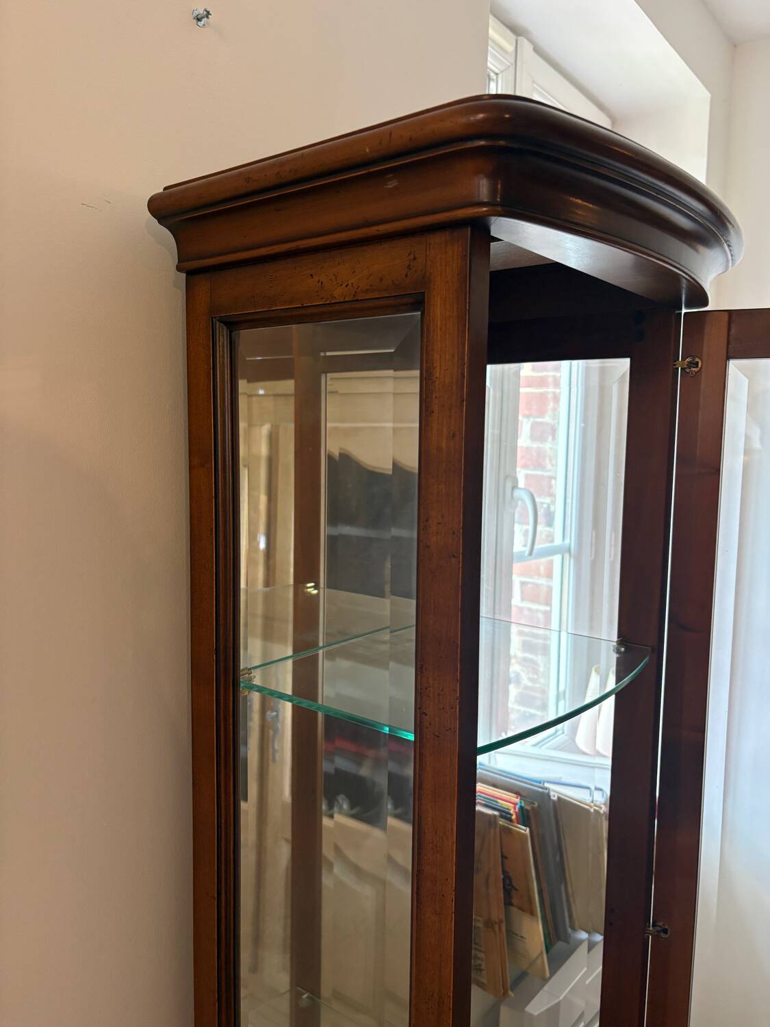 Vitrine en merisier verni