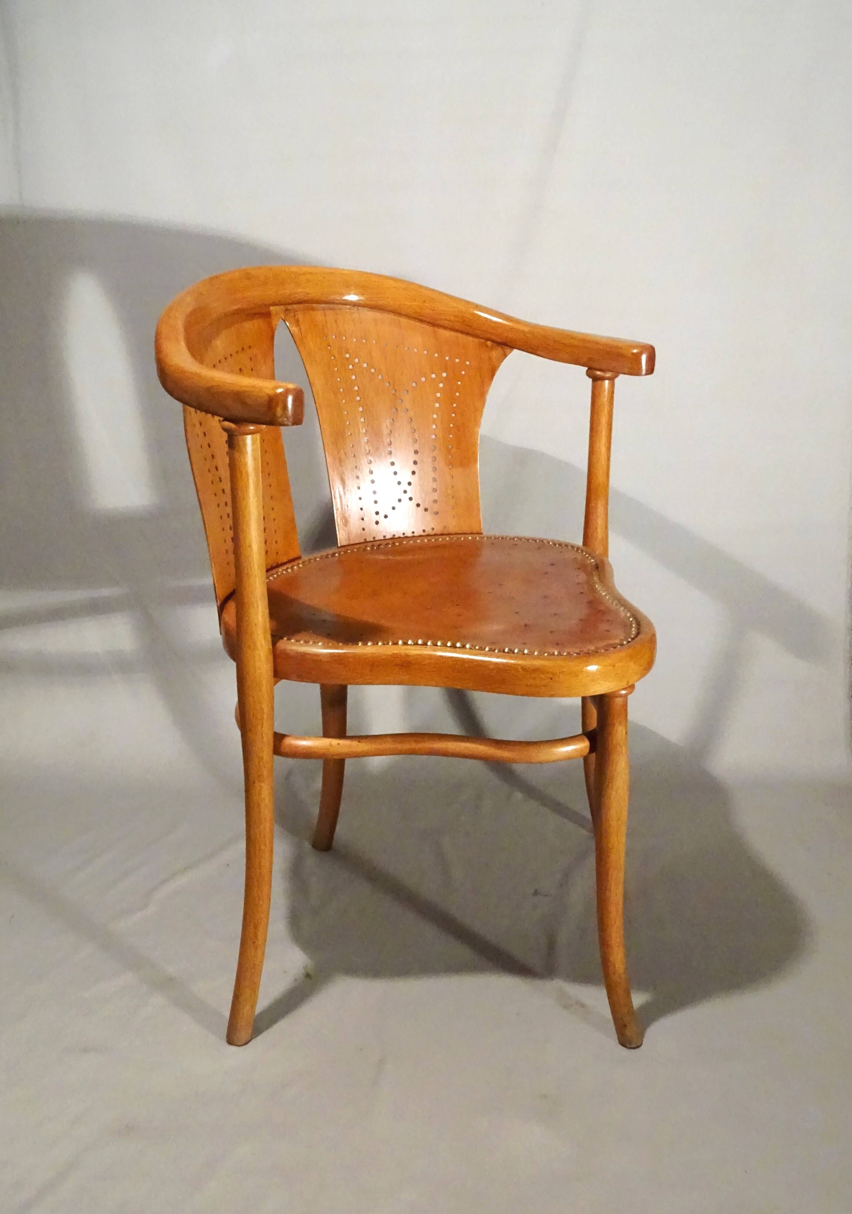 Office chair No. 1 by Thonet with a "oak-like" patina from the late 19th century.