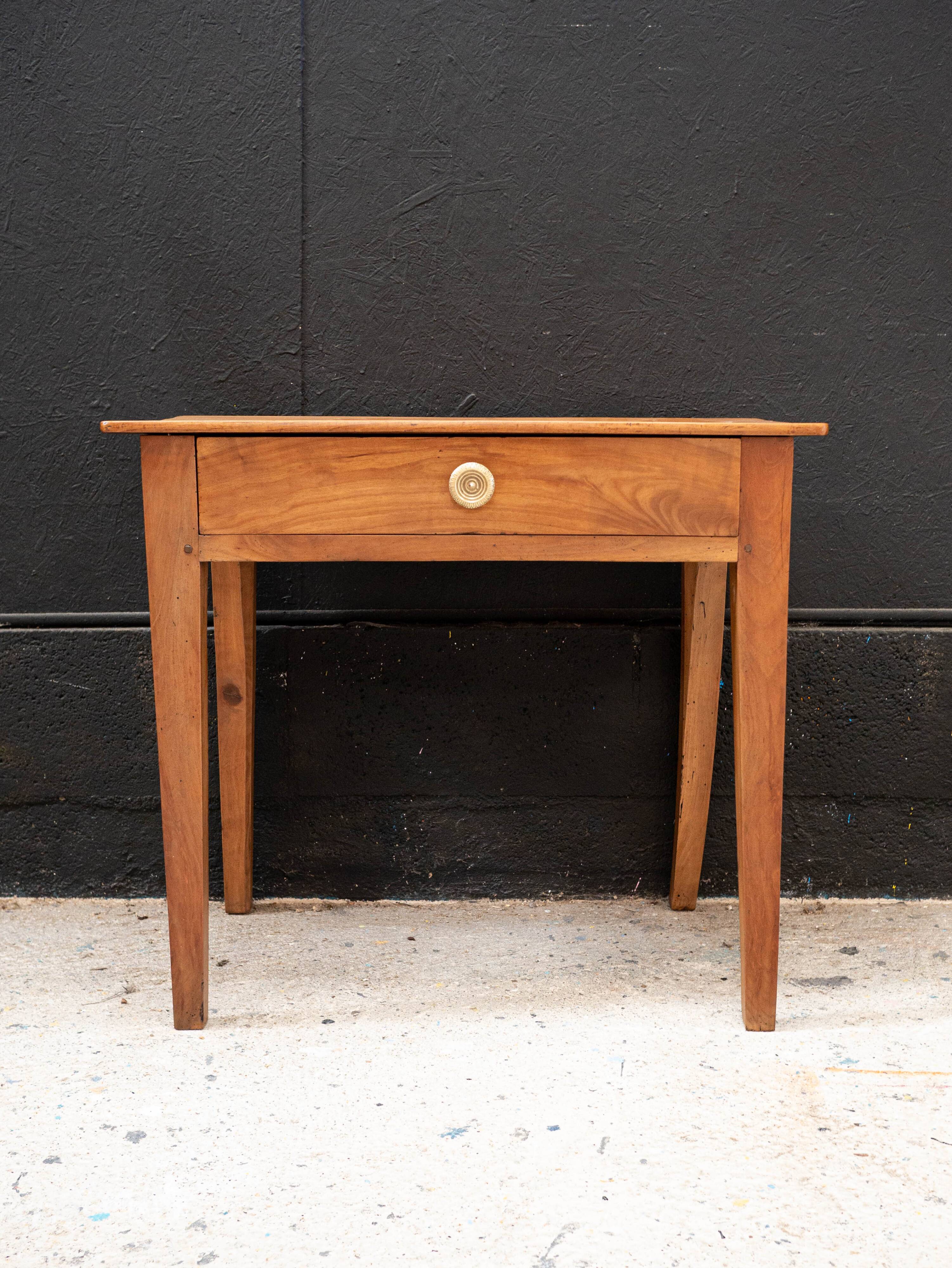 Small walnut table from the 19th century.