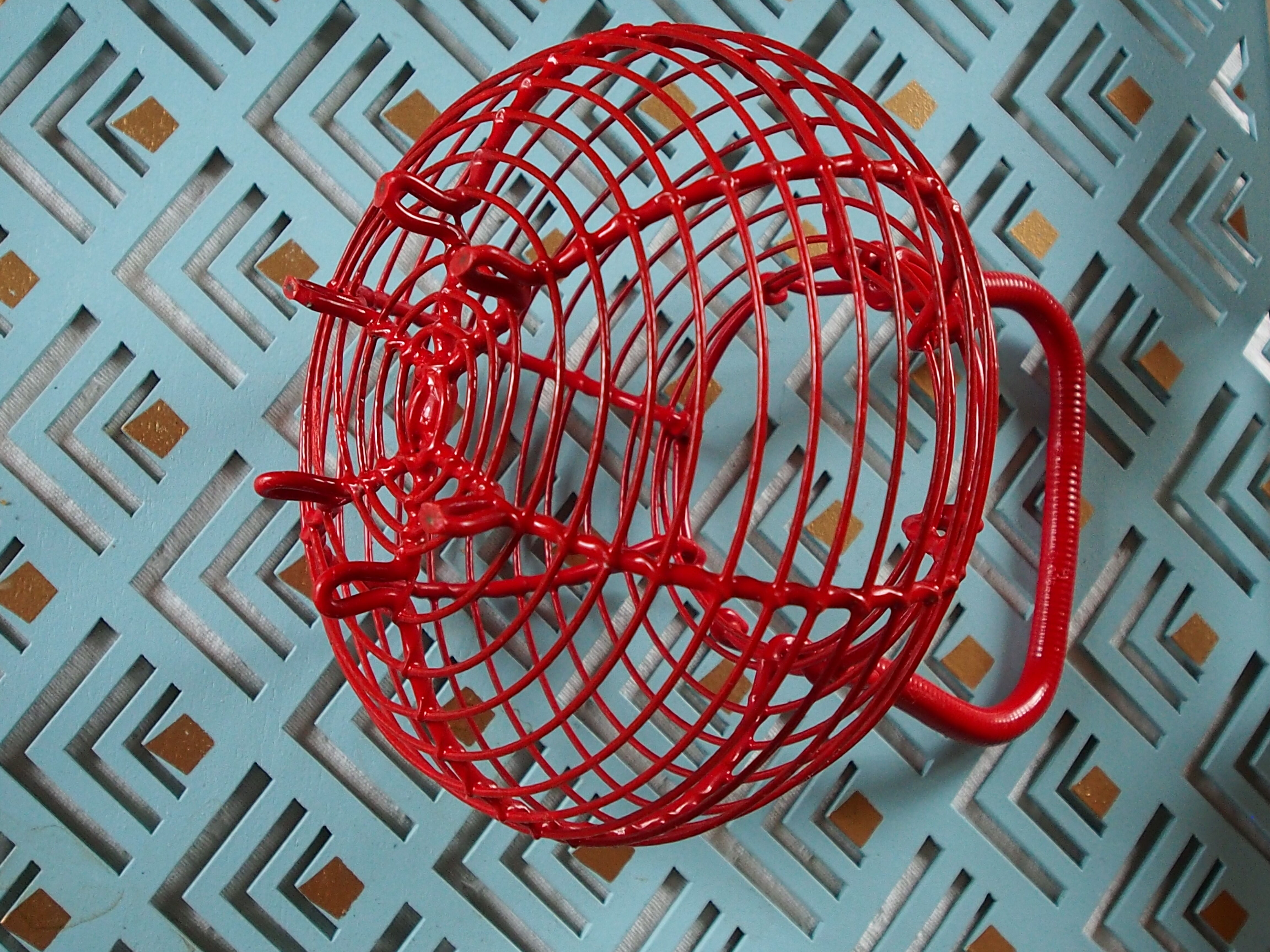Egg basket in wire painted red, vintage from the 1970s