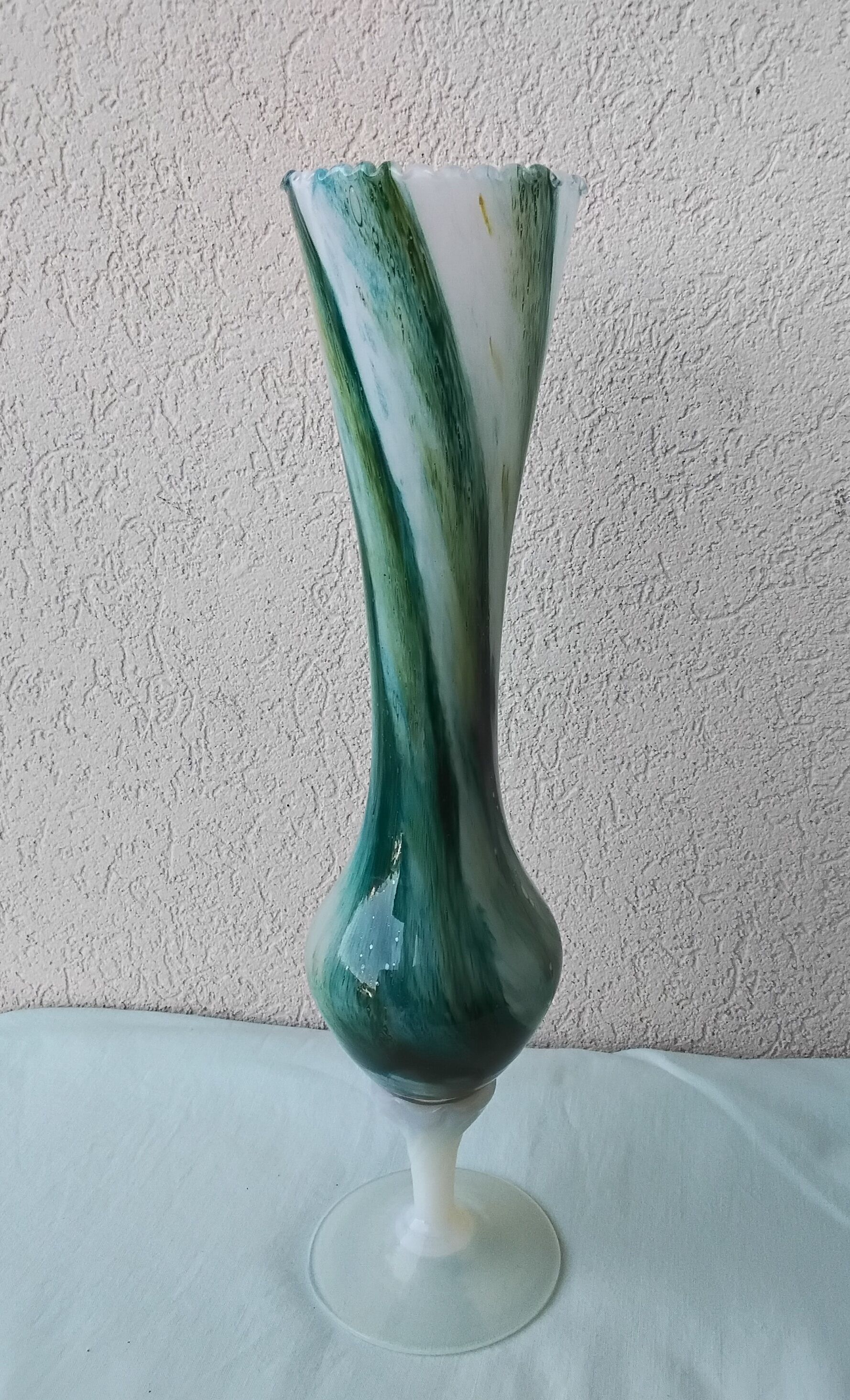 Footed vase in Italian opaline.