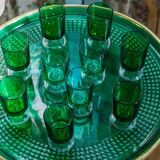 Plat en céramique vert et doré