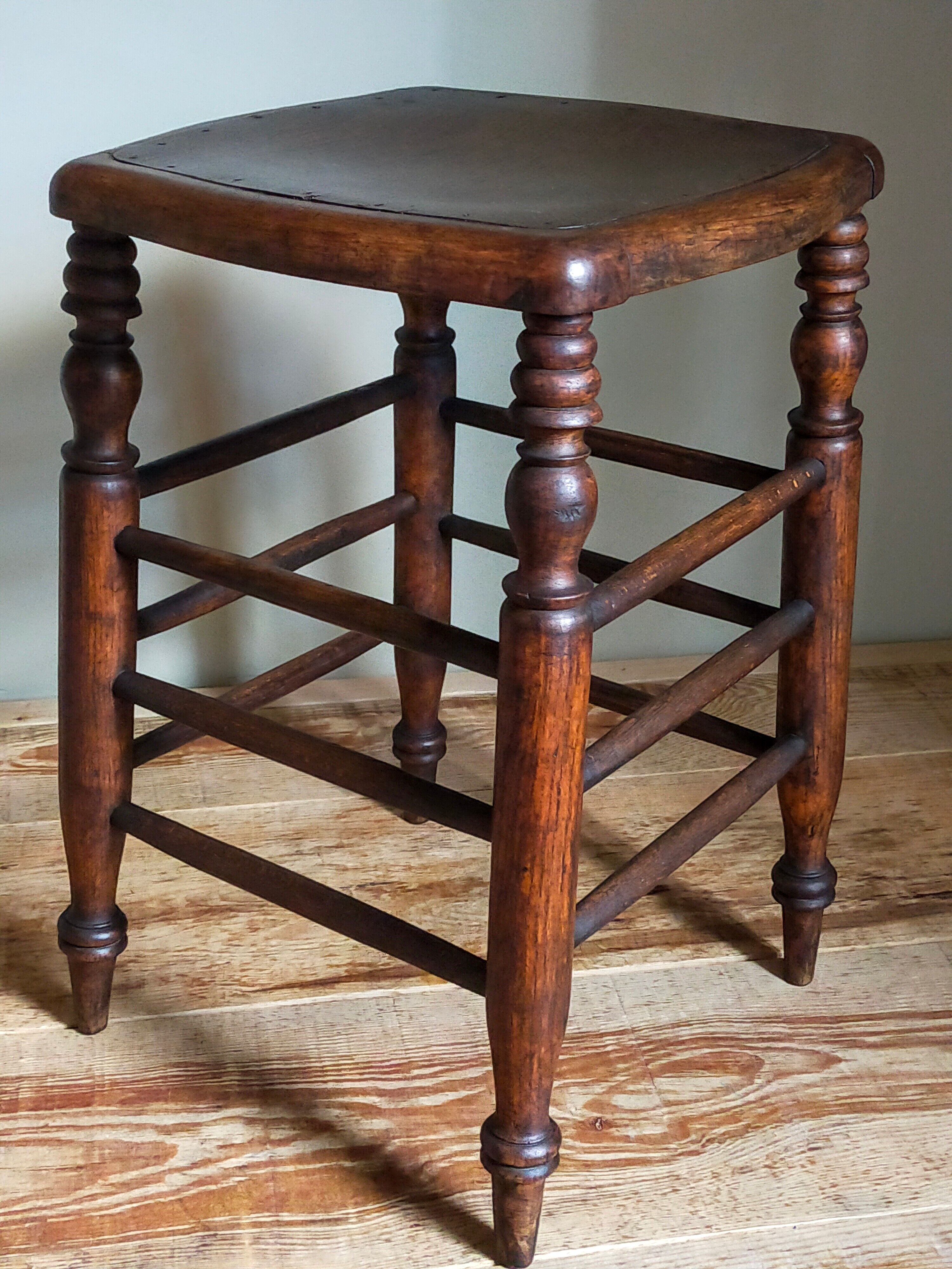 Stool in turned solid wood