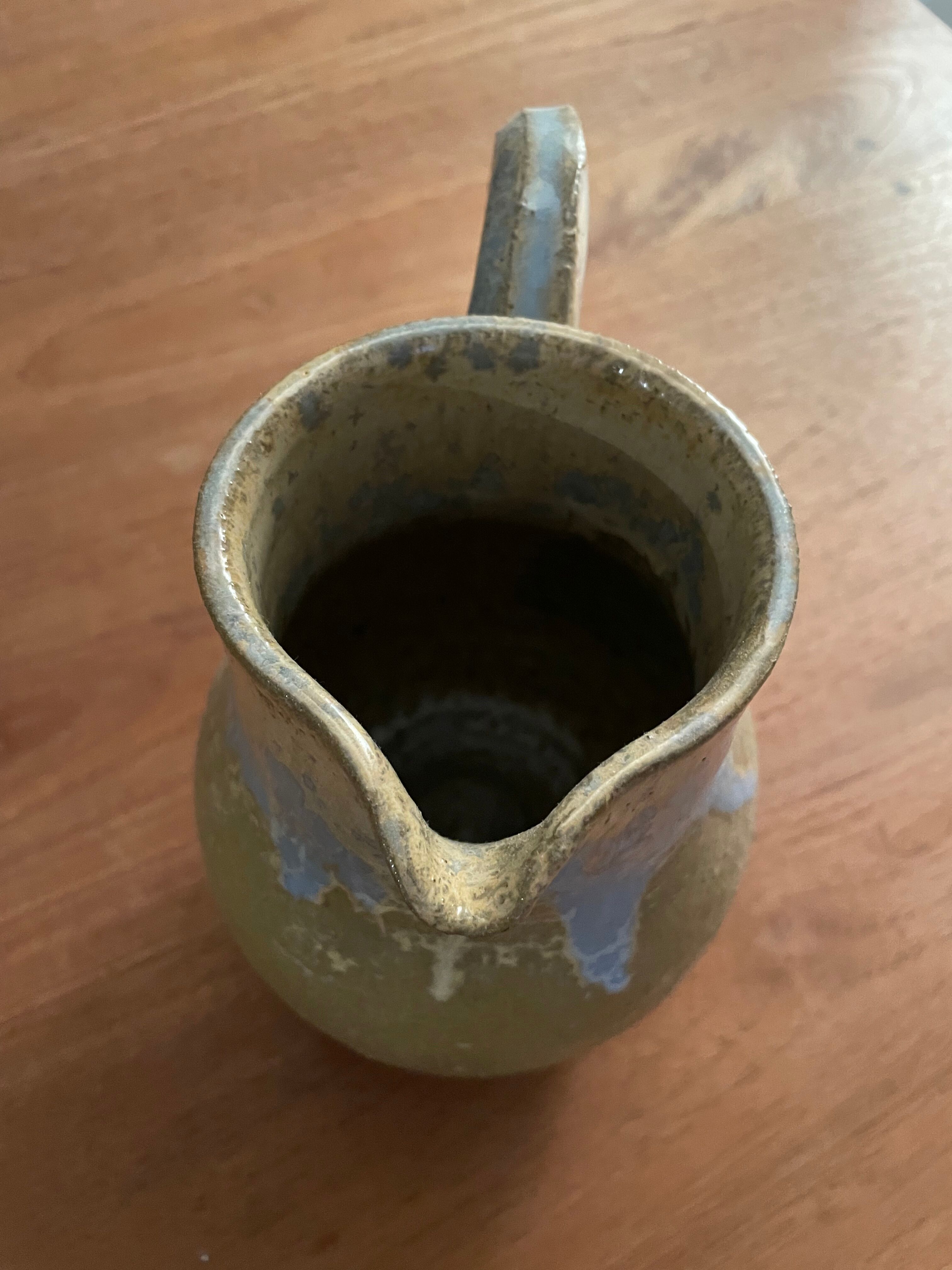 Pichet carafe pot à eau en grès émaillé signé