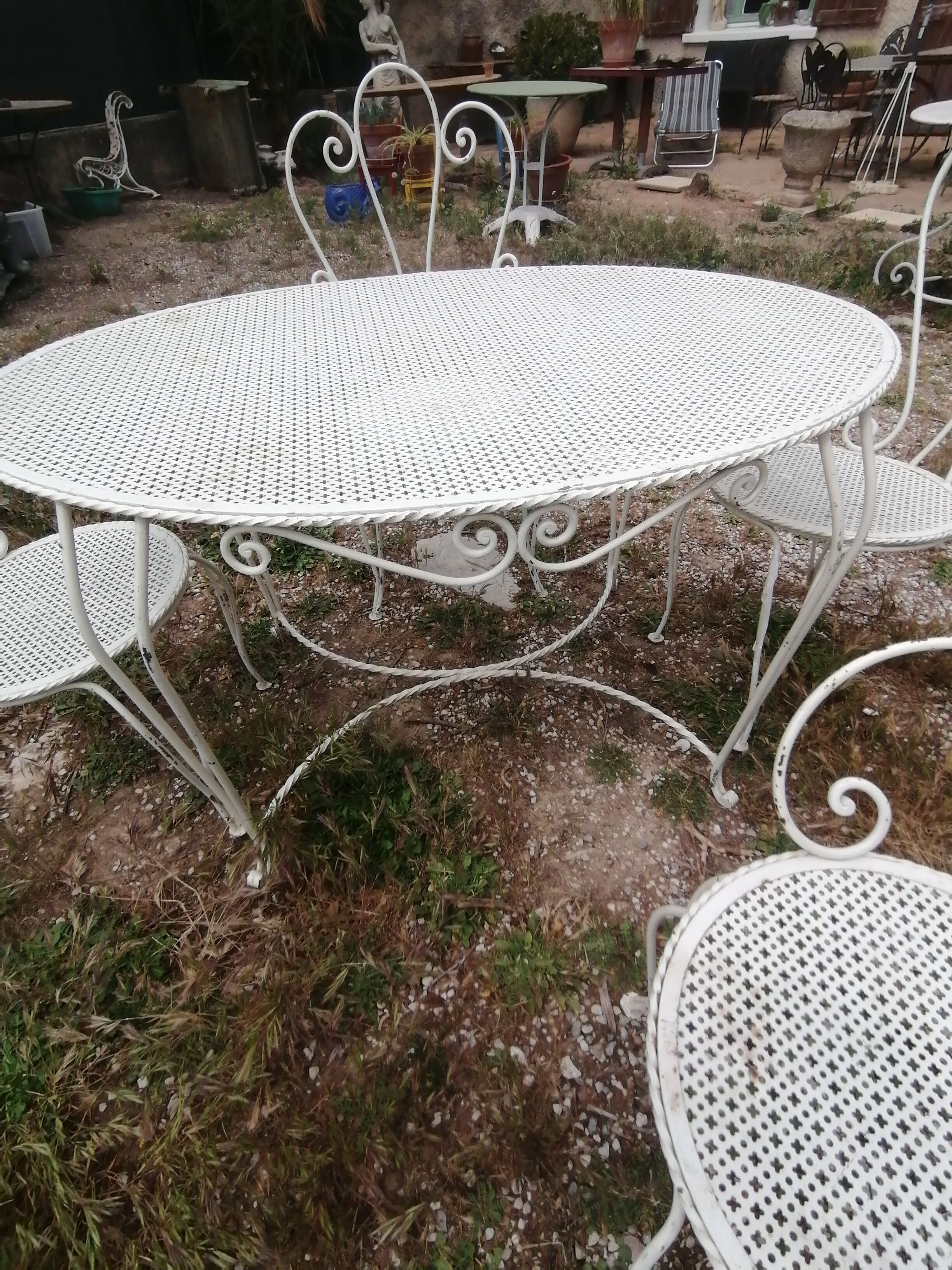 Garden furniture in wrought iron of the 70s. 5 pieces, oval table.