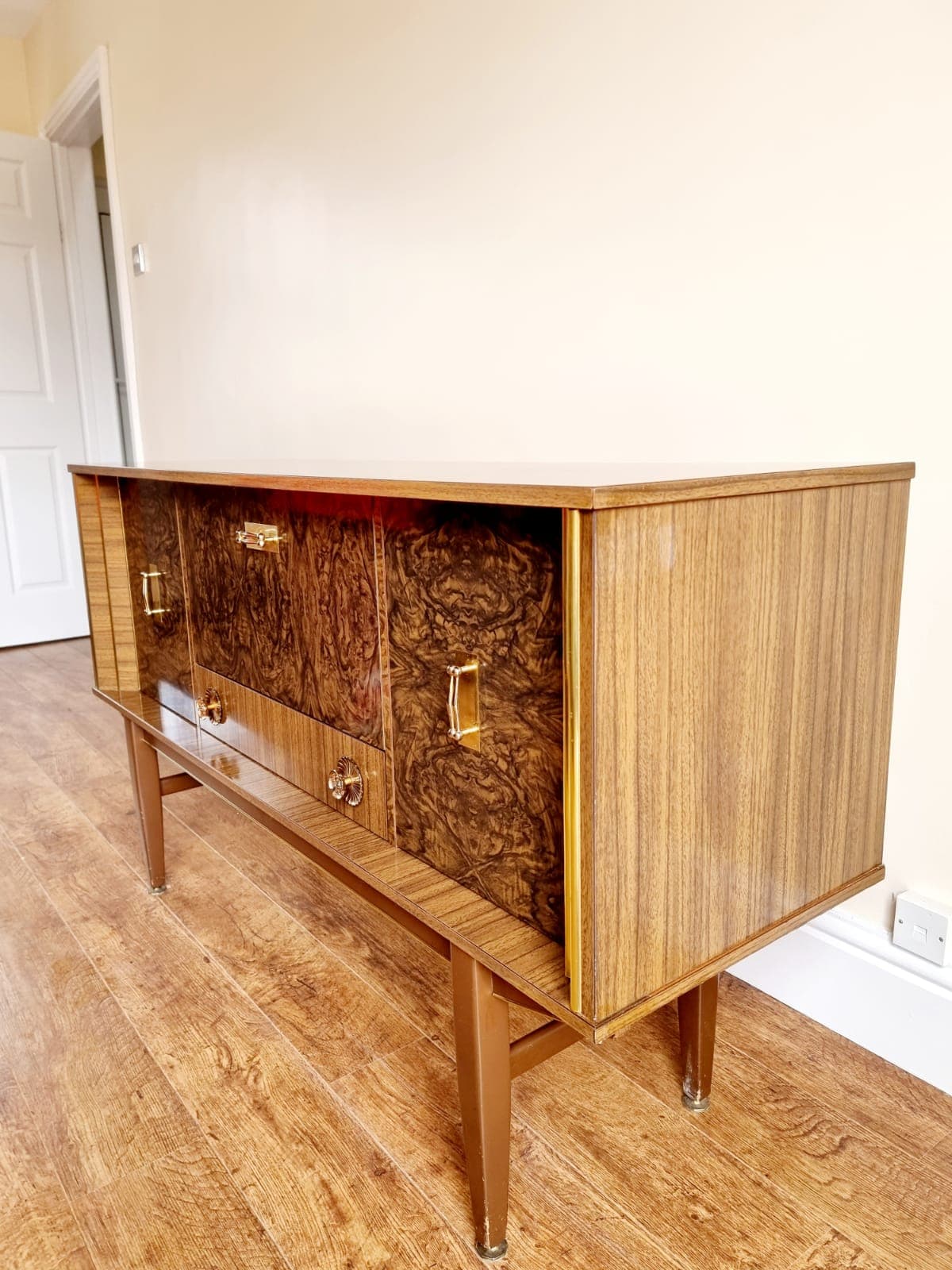 1950 / 1960 VINTAGE RETRO TWO TONE FORMICA SIDEBOARD GOLD HANDLES ALL ORIGINAL