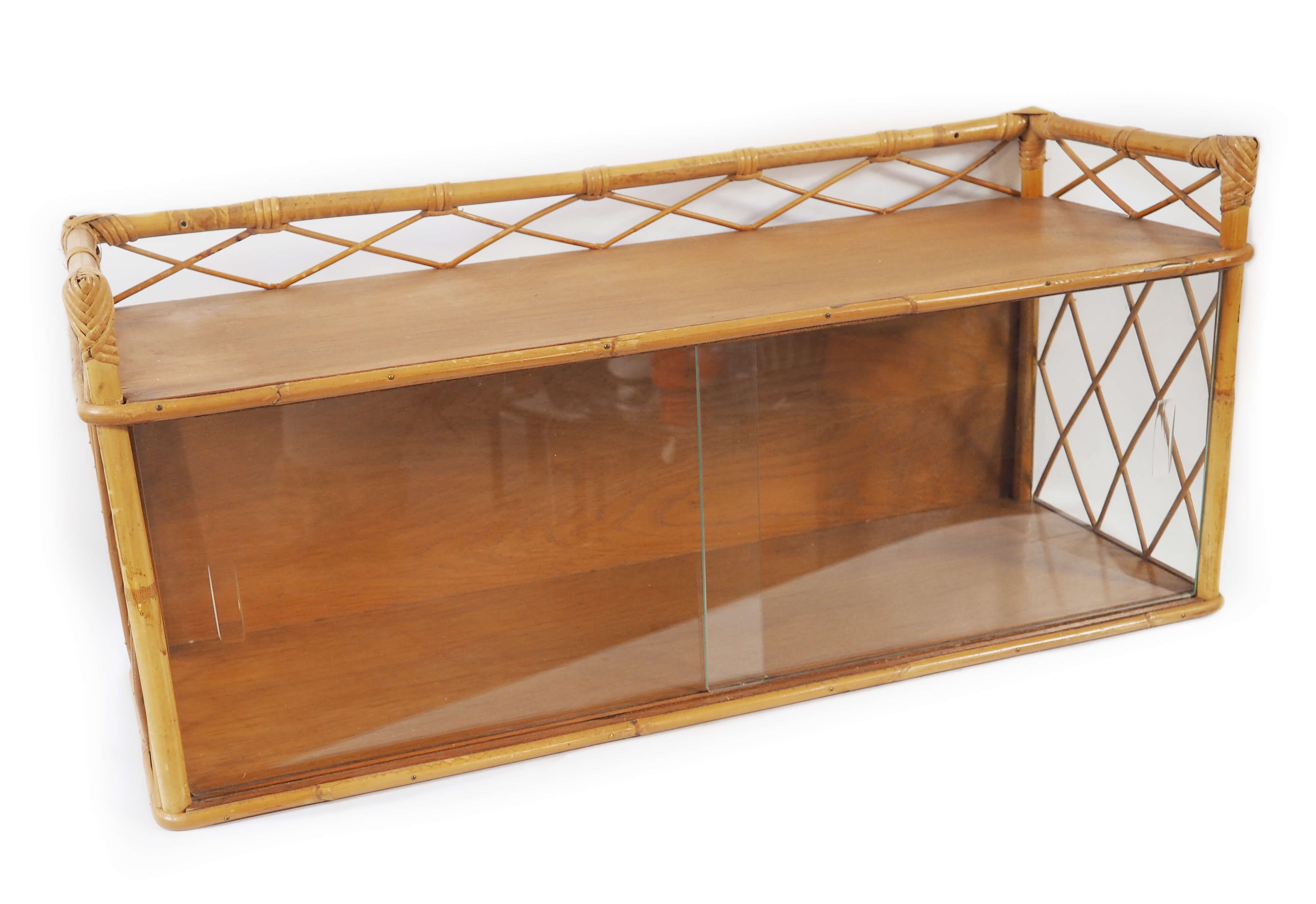 Etagère vitrée en rotin