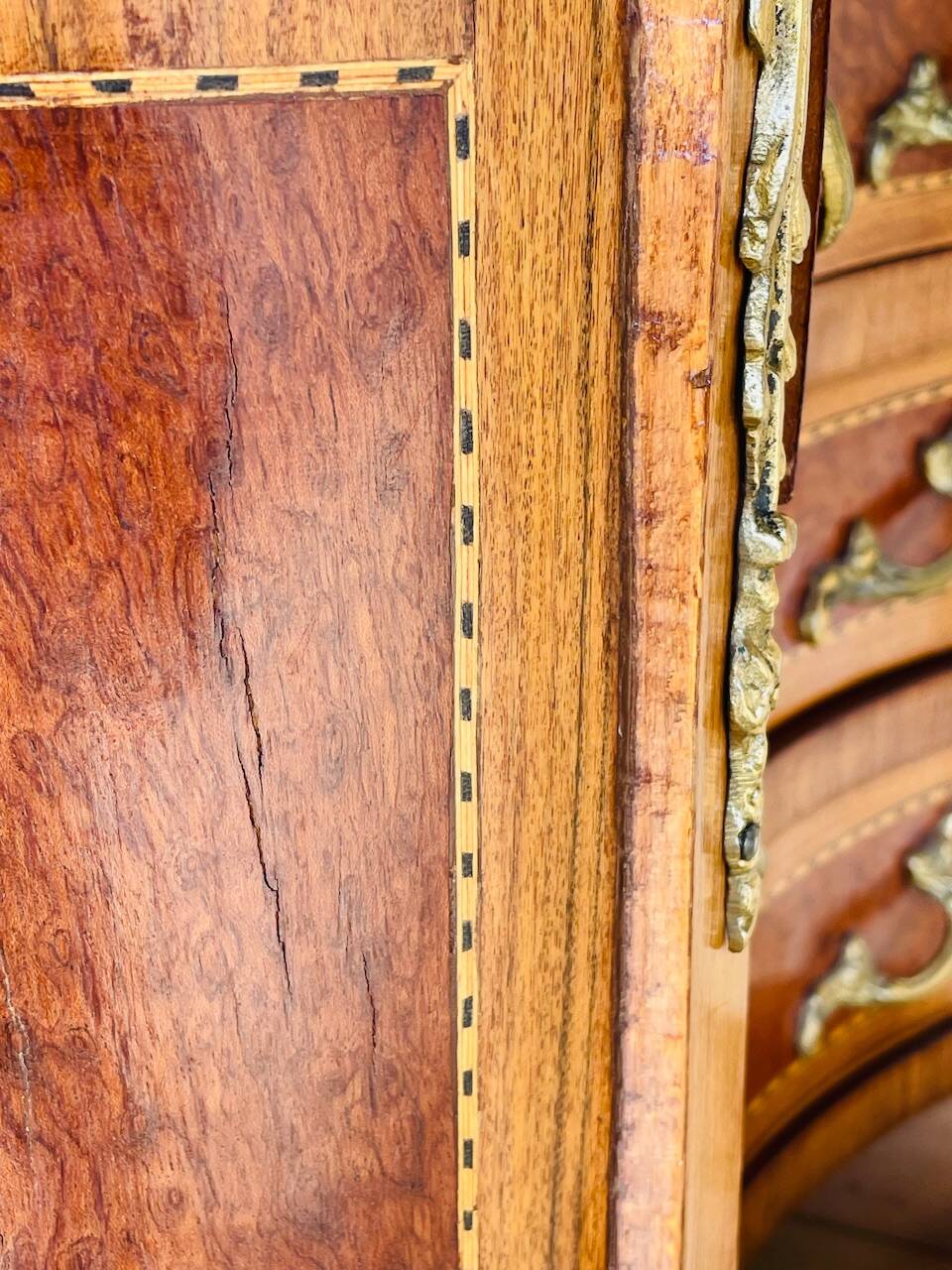 Commode style Louis XV en loupe d'orme et noyer