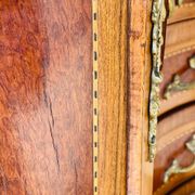 Commode style Louis XV en loupe d'orme et noyer