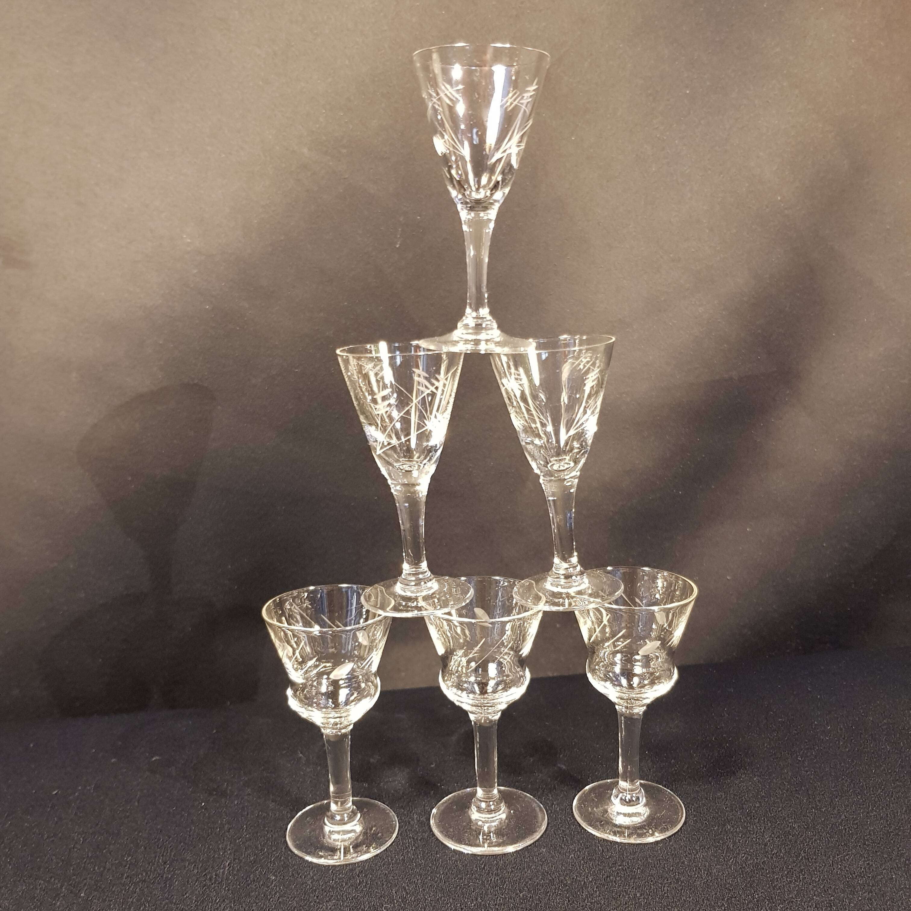 6 verres à liqueur ciselés