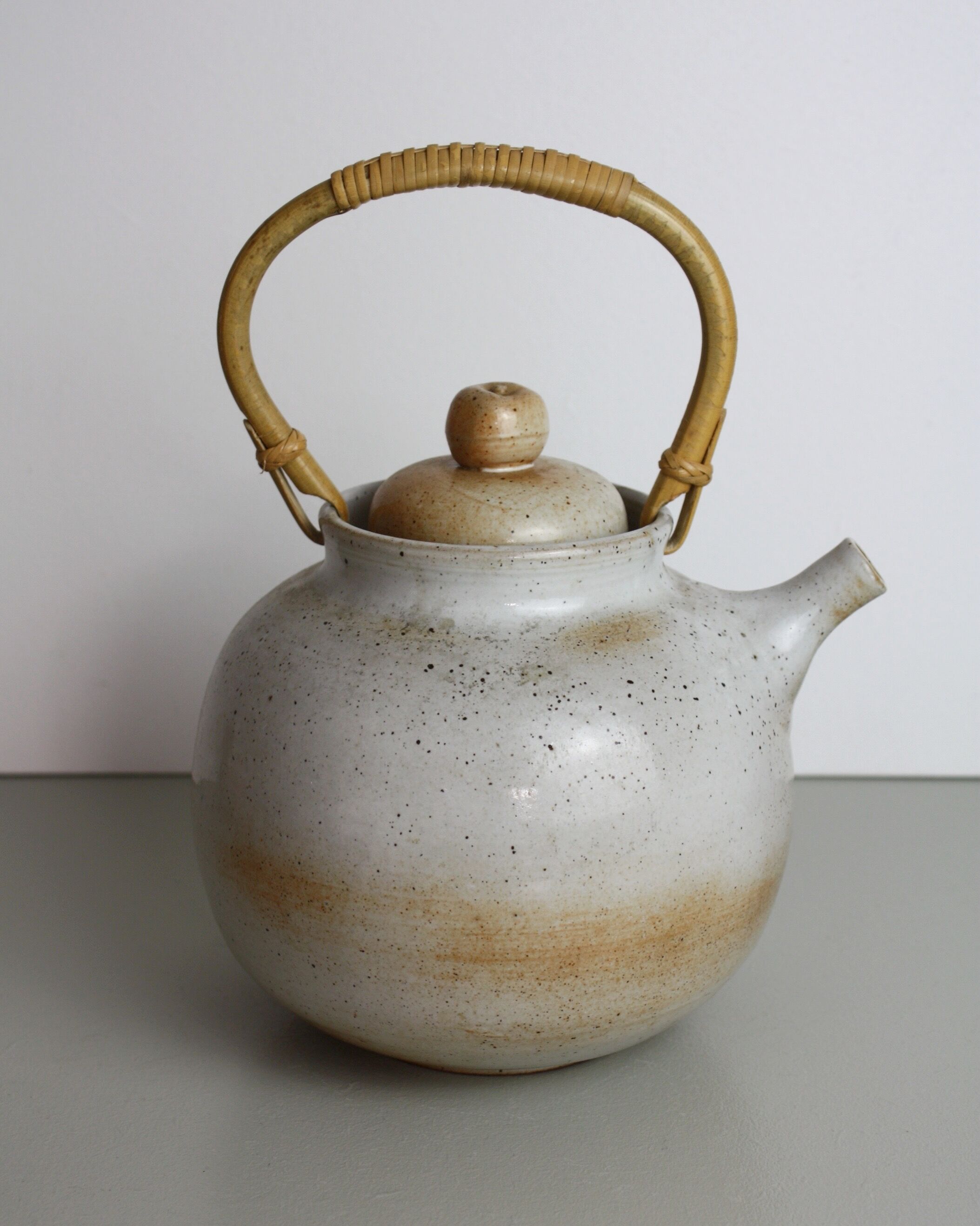 Round teapot with rattan handle Grès du Marais