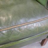 Fauteuil à oreilles Chesterfield anglais en cuir de vache vert avec une assise confortable