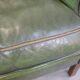 Fauteuil à oreilles Chesterfield anglais en cuir de vache vert avec une assise confortable