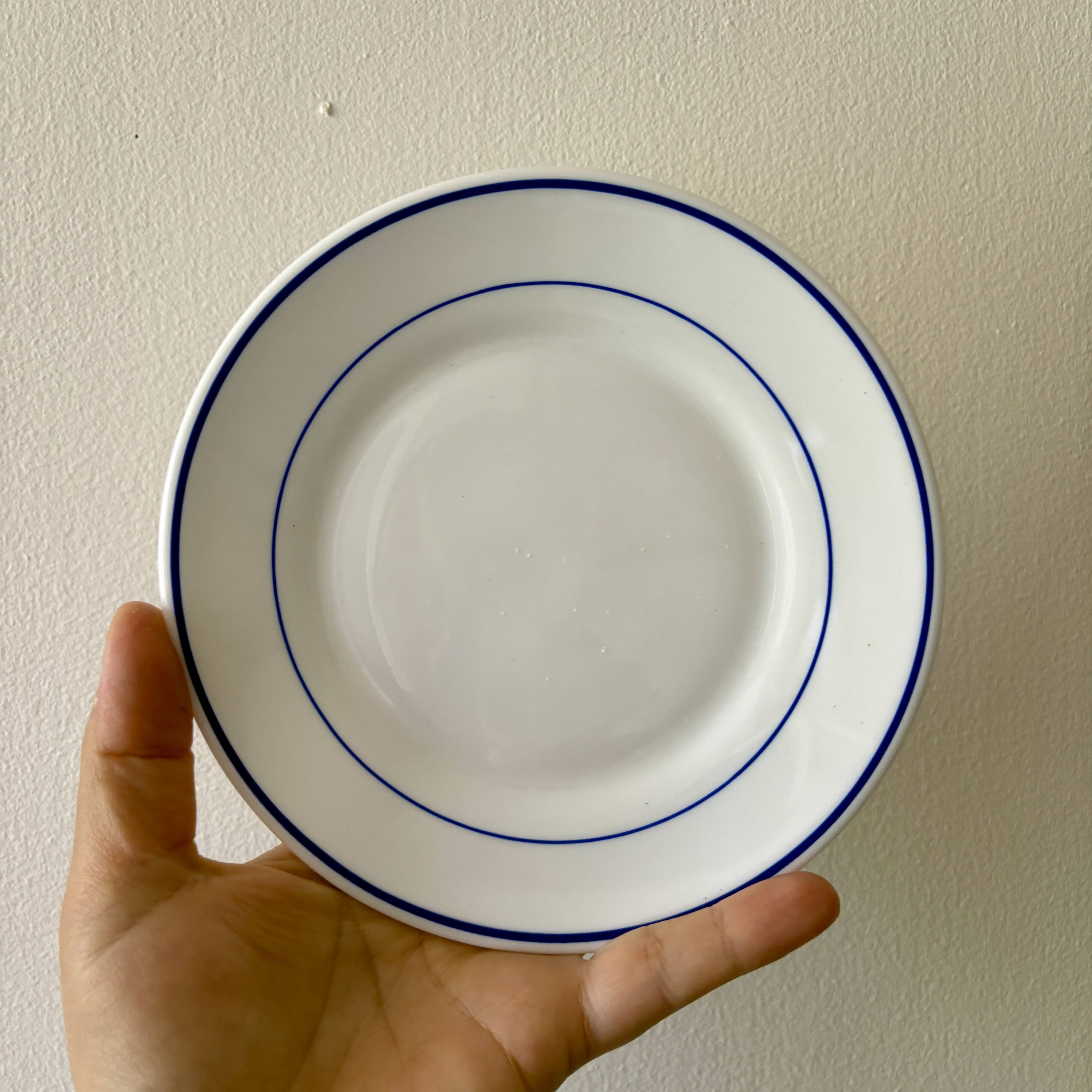 Set of 6 Arcoroc bread or dessert plates.
