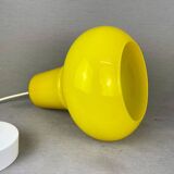 Lampe suspendue moderne du milieu du siècle en verre opalin jaune