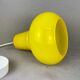 Lampe suspendue moderne du milieu du siècle en verre opalin jaune