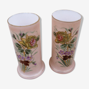 Paire de vases 1900 en opaline rose émaillés