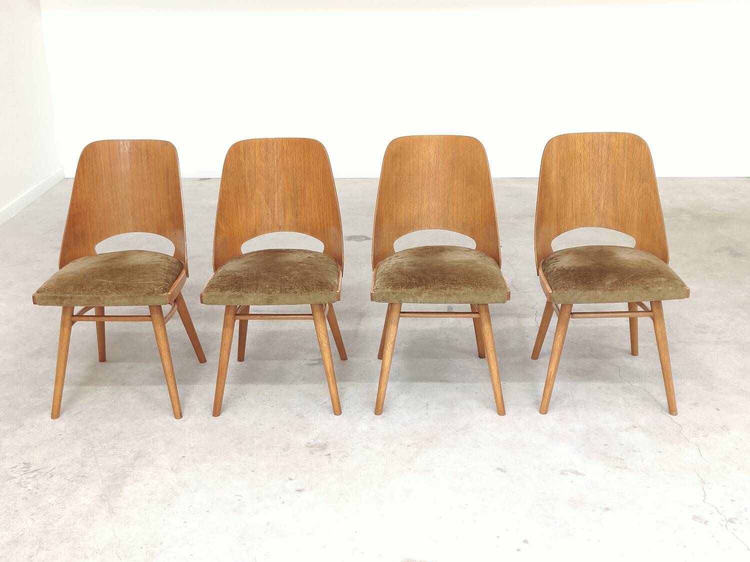 Set of 4 chairs model 514 by Radomir Hofman for Ton 1960