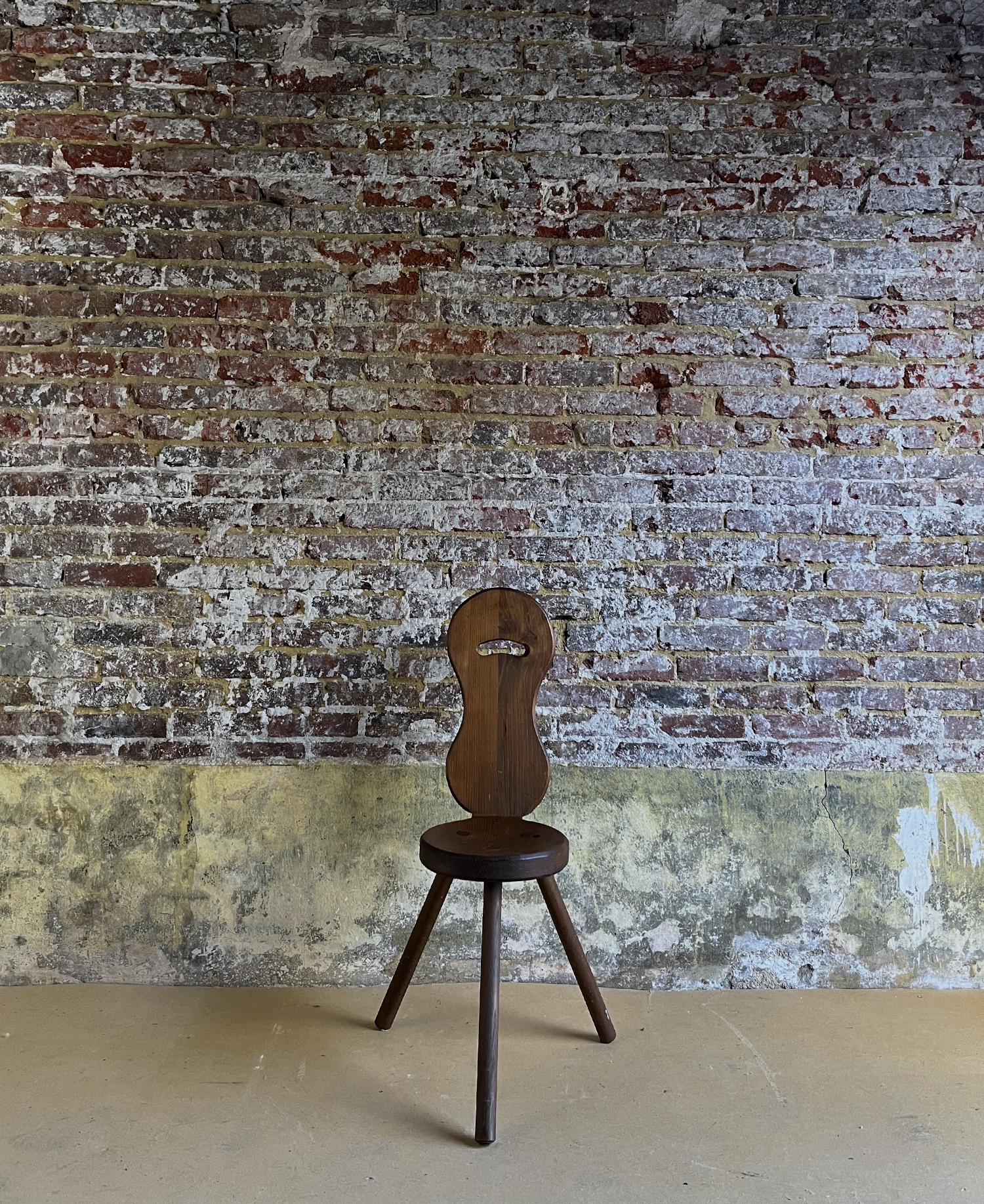 Tripod brutalist chair