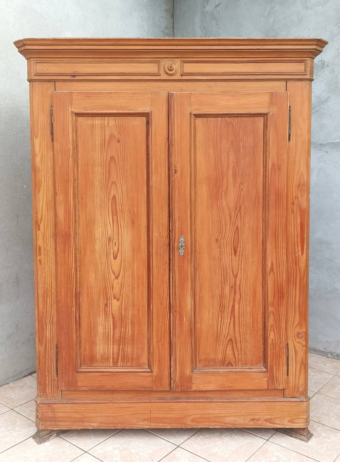 Mountain wardrobe chalet in pine from the 19th century