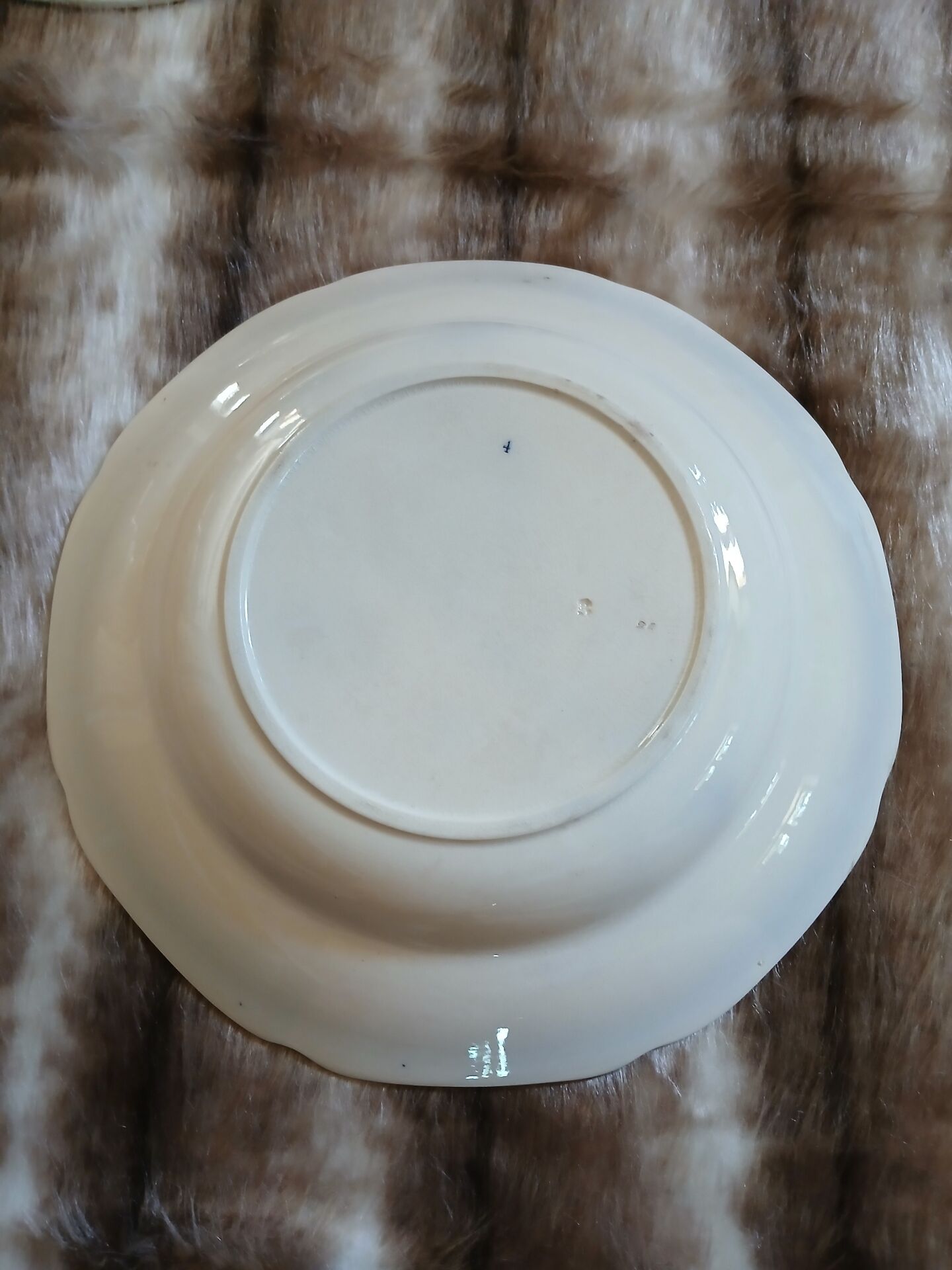 9 assiettes creuses anciennes dépareillées 