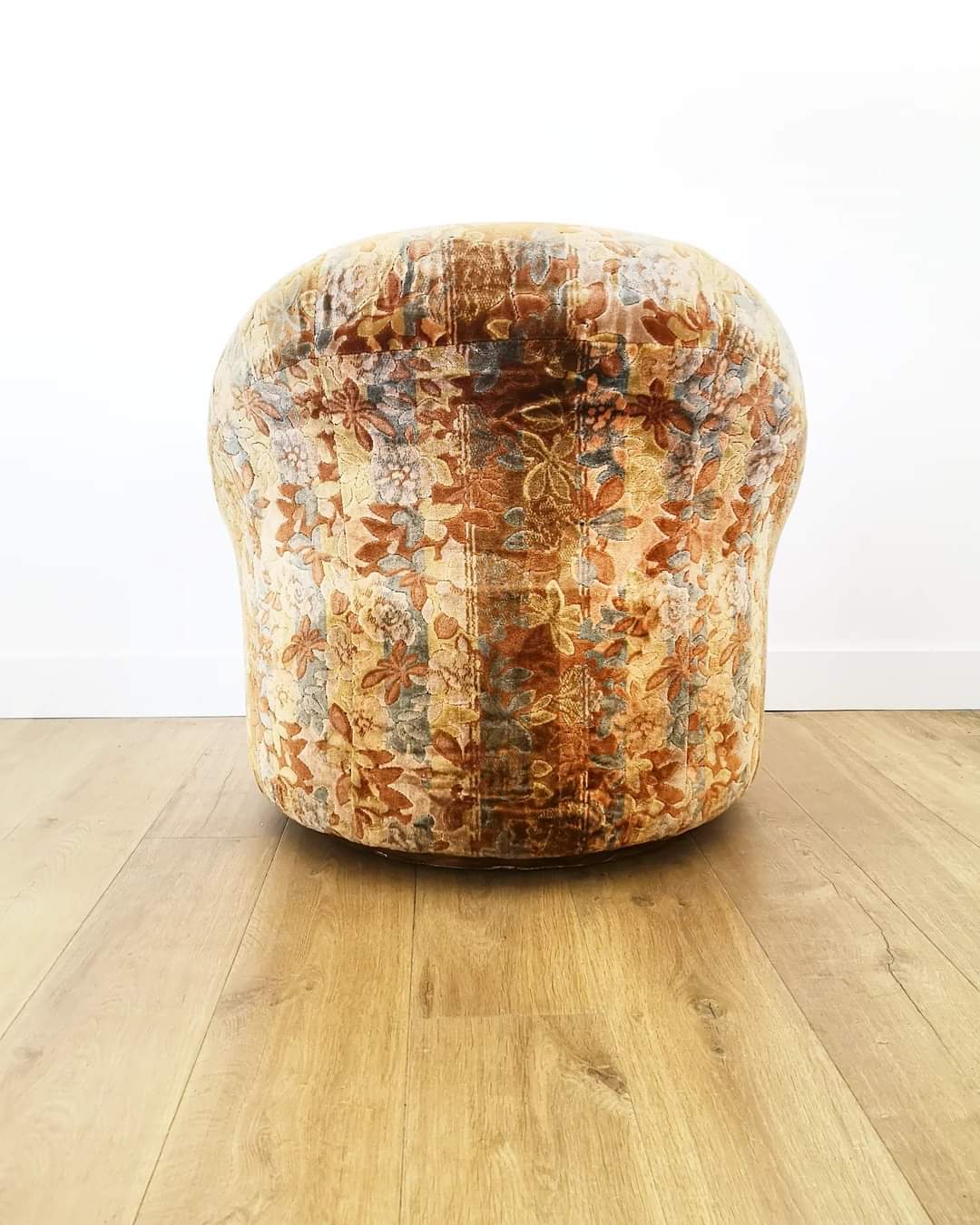 Pair of rounded armchairs in floral velvet