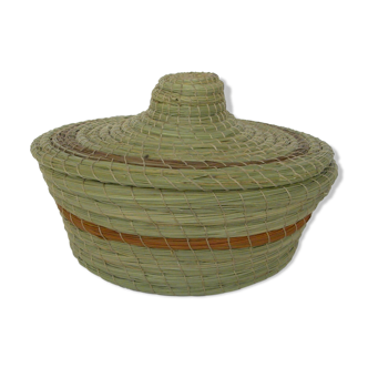 Wicker basket with halfa straw vegetable lid