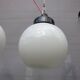 Trio suspensions globes verre opalin et bakélite