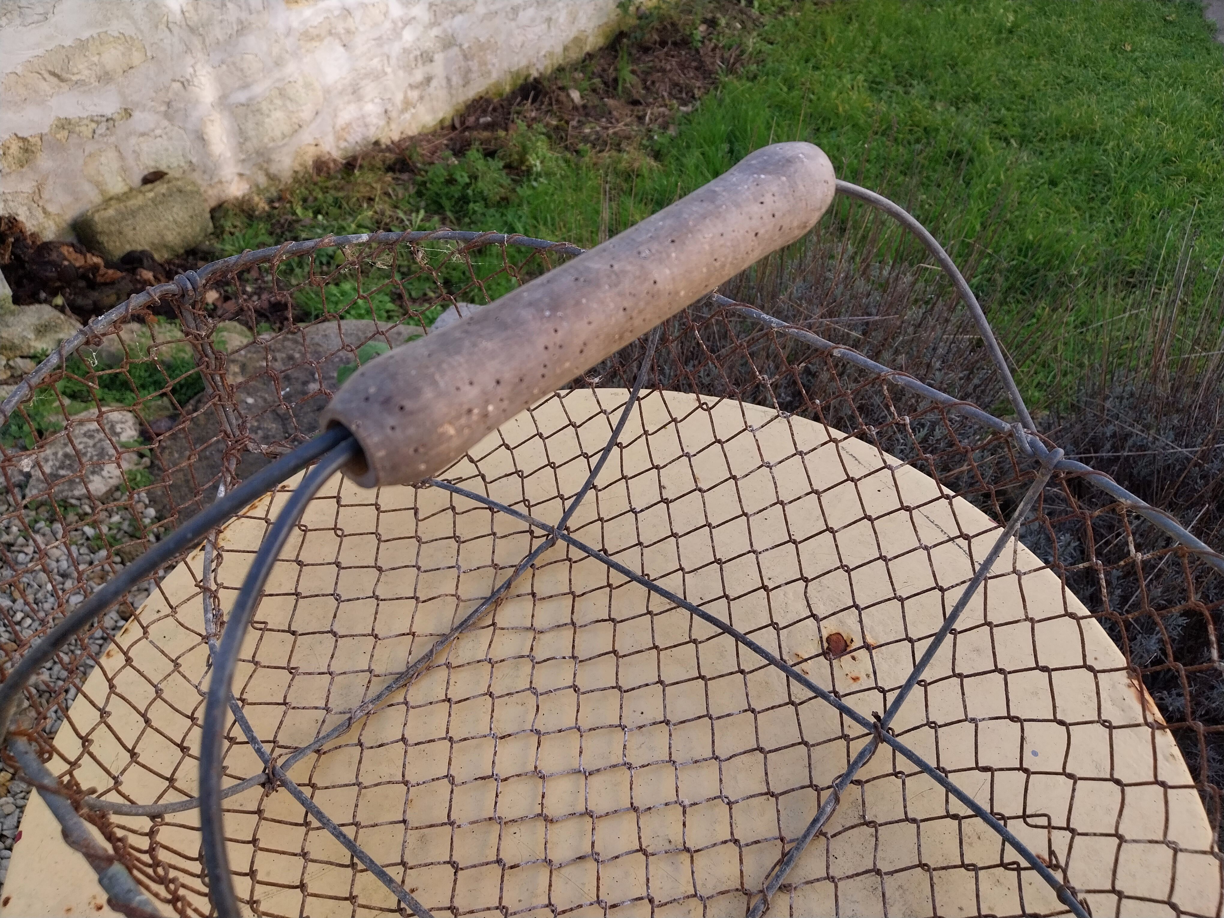 Shellfish fishing basket