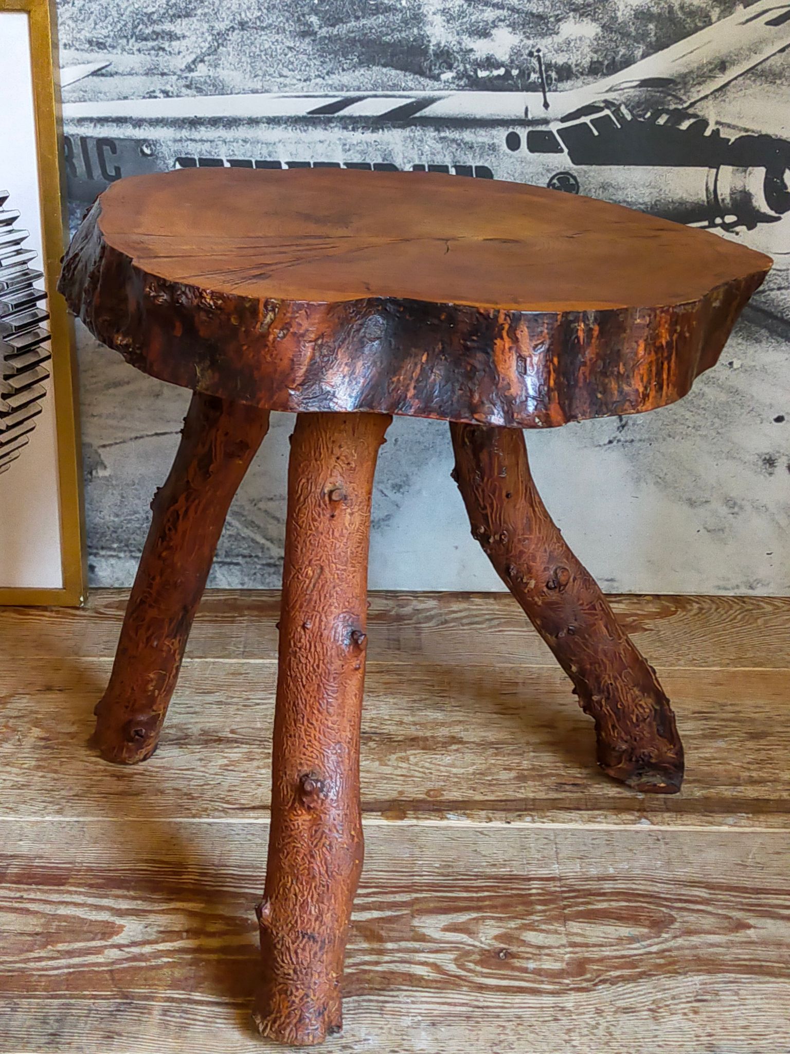 Table bout de canapé brutaliste en bois massif