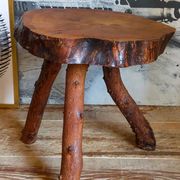 Table bout de canapé brutaliste en bois massif