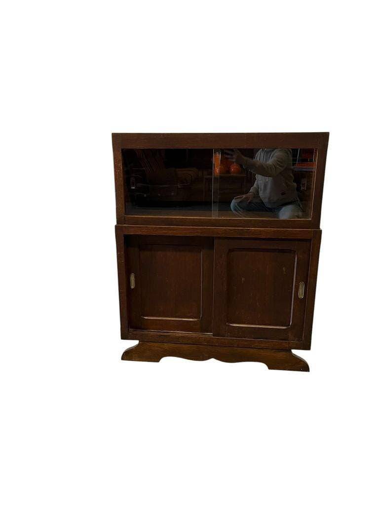 Armoire vitrine en bois vintage avec accent art déco
