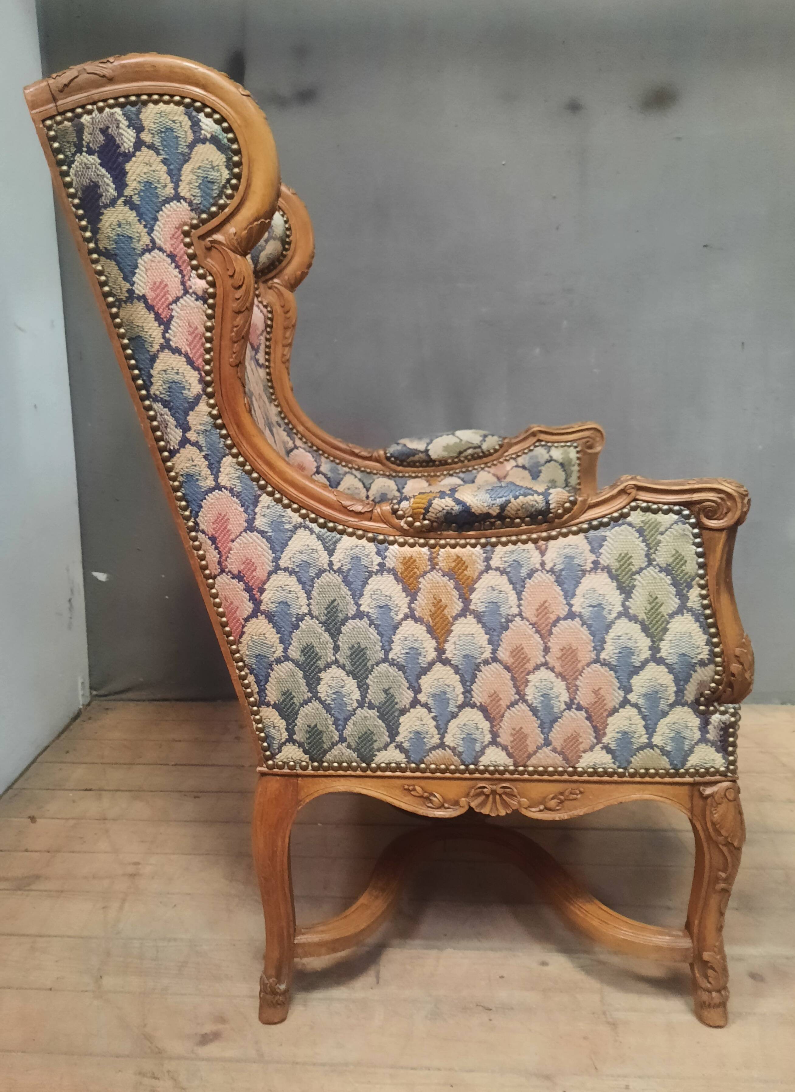 Bergere à oreilles en bois sculpté de style régence