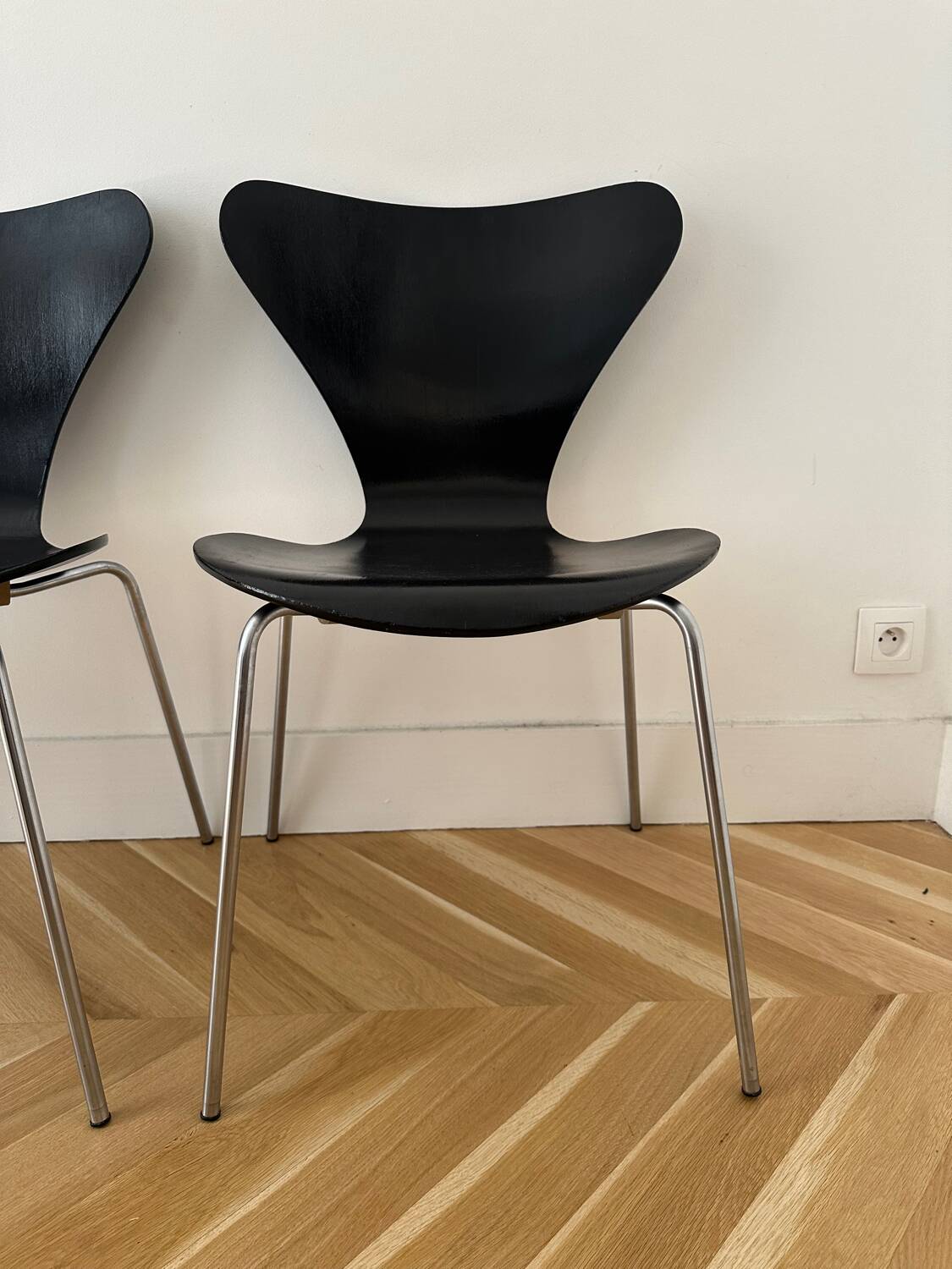 3 Arne Jacobsen Series 7 chairs