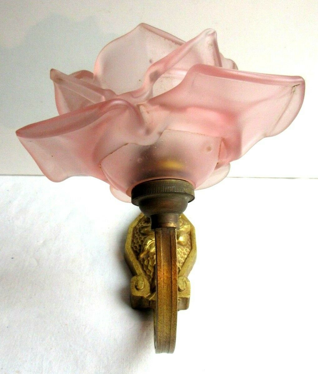 Art Deco wall light gilded bronze carved with cherries, pink tulip Rose in pink glass paste