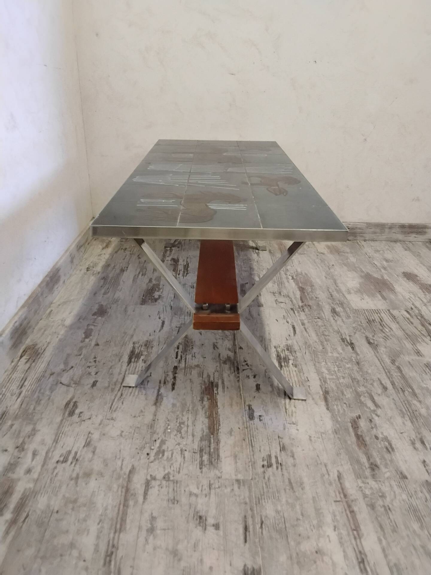 Table basse années 70 à décor de chevaux