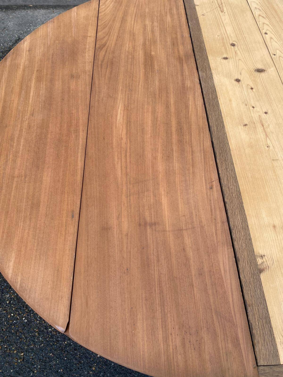 Round extendable banquet table stripped in solid mahogany with 4 extensions, 19th century.