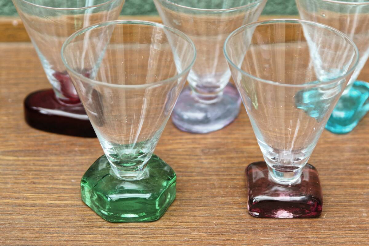 Set of 5 designer wine glasses, colored feet